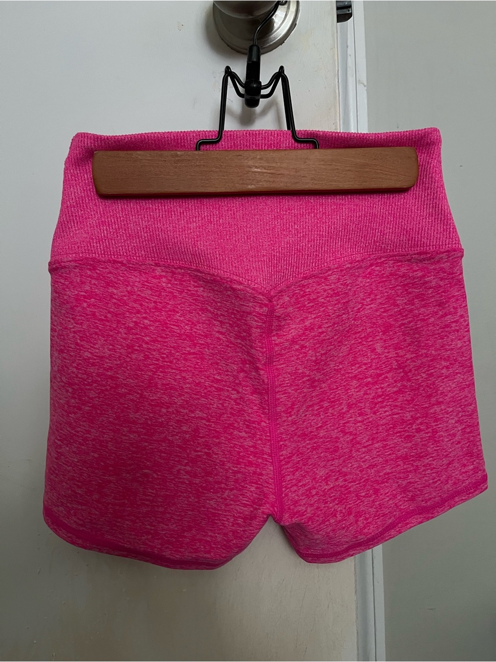 Alo ultra soft yoga shorts - Picture 2 of 6